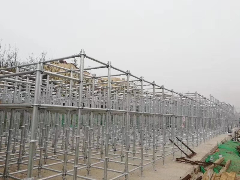 搭建腳手架橫向掃地桿與縱向掃地桿時，怎么設置好？ (圖1)